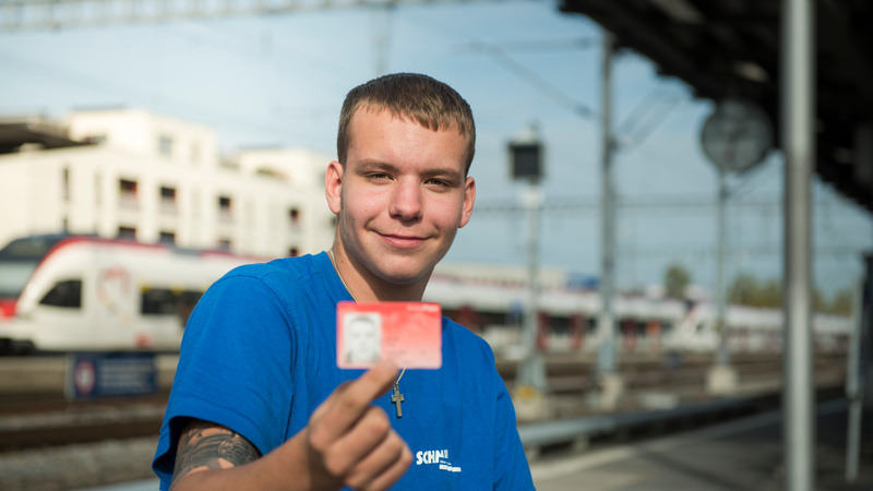 Yves profitiert bei der Schmid Gruppe von einem kostenlosen GA für Lernende. | © Luzernmobil.ch / Schmid Gruppe