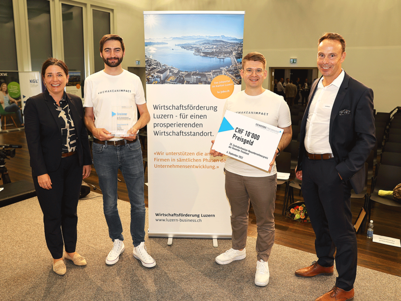 Nadine Rotzer und Ivan Buck gratulieren den glücklichen Gewinnern | © Wirtschaftsförderung Luzern Nadine Rotzer und Ivan Buck gratulieren den glücklichen Gewinnern | © Wirtschaftsförderung Luzern