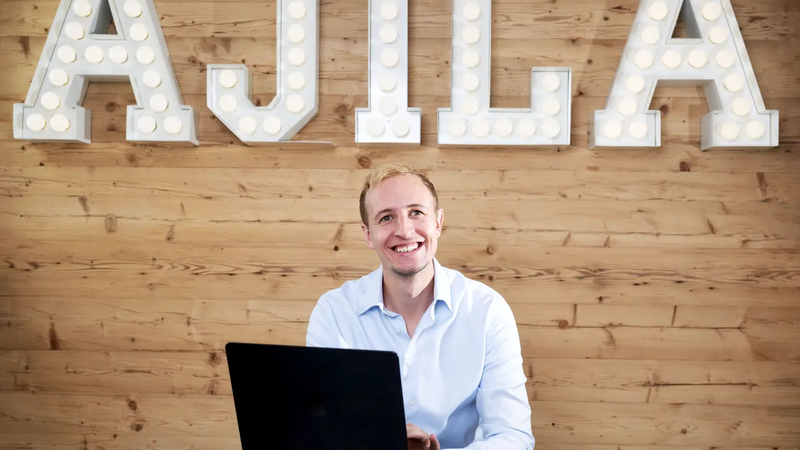 Raphael Bättig, Marketingverantwortlicher bei ajila, im Büro in Sursee | © Eveline Beerkircher