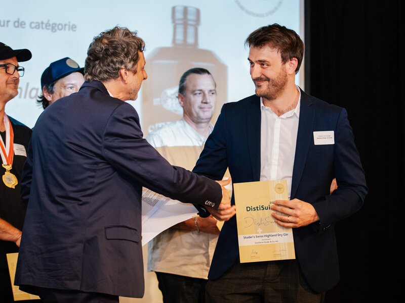 Jonathan Schönberger, CEO der Distillerie Studer, nimmt die Auszeichnung für den Swiss Highland Dry Gin entgegen | © Distillerie Studer & Co.