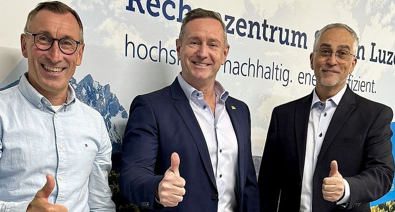 Roger Staub (mitte, Country Manager Schweiz von Hornetsecurity), Edwin Ebbing (links) und Marco Reinhard (rechts) vom ewl Rechenzentrum, eröffnen ein Rechenzentrum in Luzern.  | © Maisberger GmbH/Hornetsecurity Ltd.